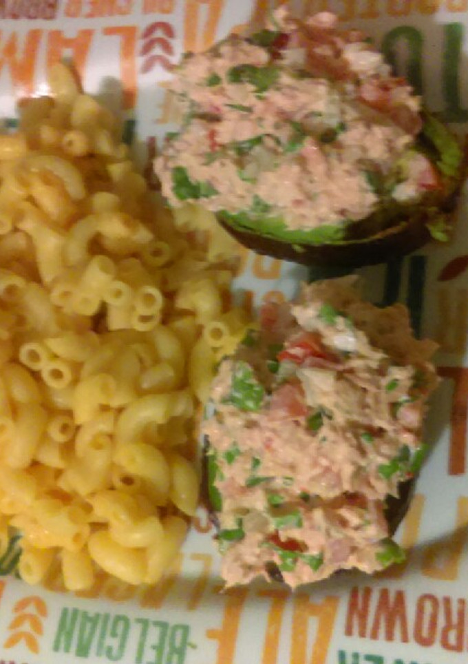 Una foto de Aguacate relleno de atún