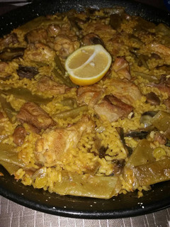 Una foto de Paella de alcachofas, habas y judía ancha
