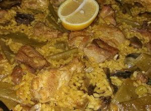 Foto principal de Paella de alcachofas, habas y judía ancha
