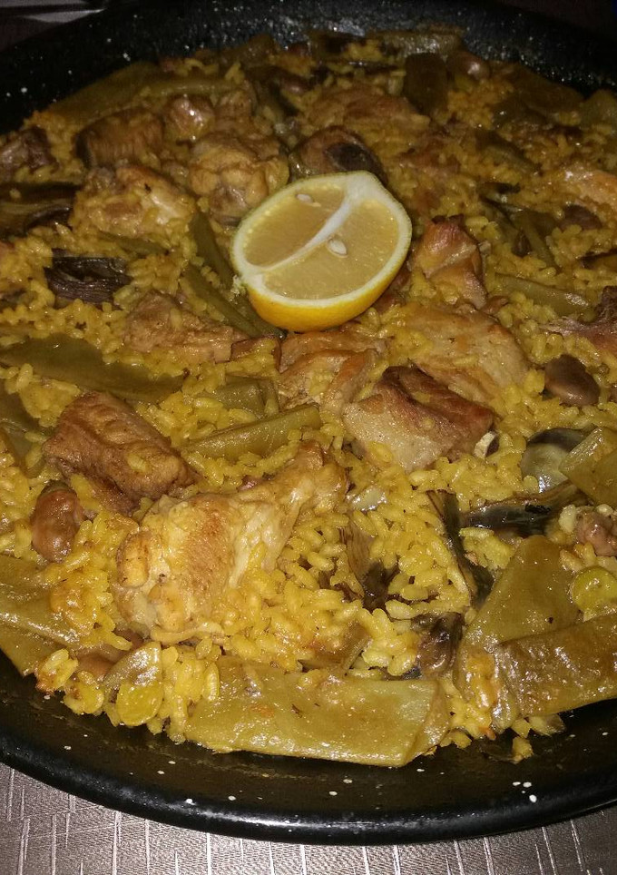 Una foto de Paella de alcachofas, habas y judía ancha