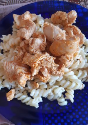 Pörkölt csirkemellből, tésztával recept fotója