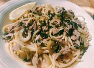 Una foto de Pasta, atún, aceitunas.