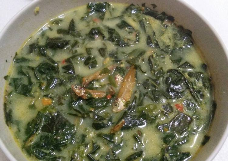 Bagaimana Menyiapkan Gulai daun ketela + teri yang Bisa Manjain Lidah