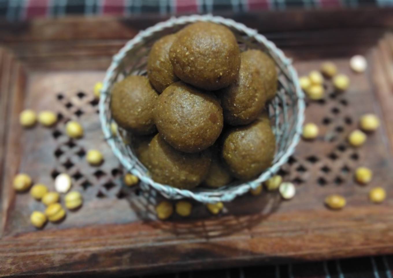 Chickpea laddoo (chana laddoo)