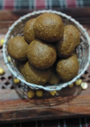 A picture of Chickpea laddoo (chana laddoo).