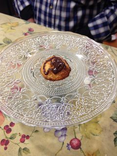 Una foto de Coquitos rellenos de cabello de ángel y decorados con chocolate