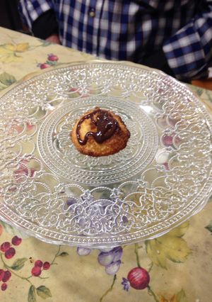 Una foto de Coquitos rellenos de cabello de ángel y decorados con chocolate