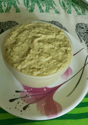 A picture of Green chilli sauce.