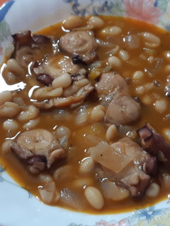 Una foto de Alubias "La cena del cura" con pulpo