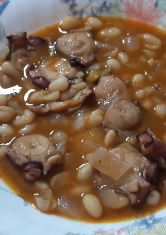 Una foto de Alubias "La cena del cura" con pulpo