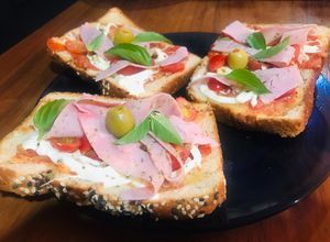 Una foto de Bruschetta