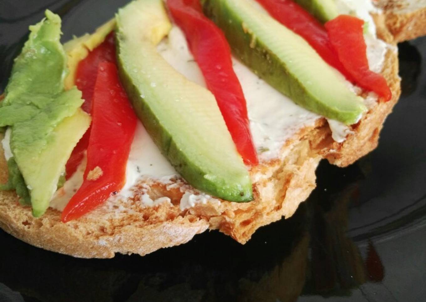 Tosta de pimiento, aguacate y queso