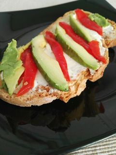 Una foto de Tosta de pimiento, aguacate y queso