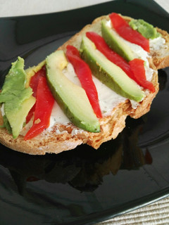 Una foto de Tosta de pimiento, aguacate y queso