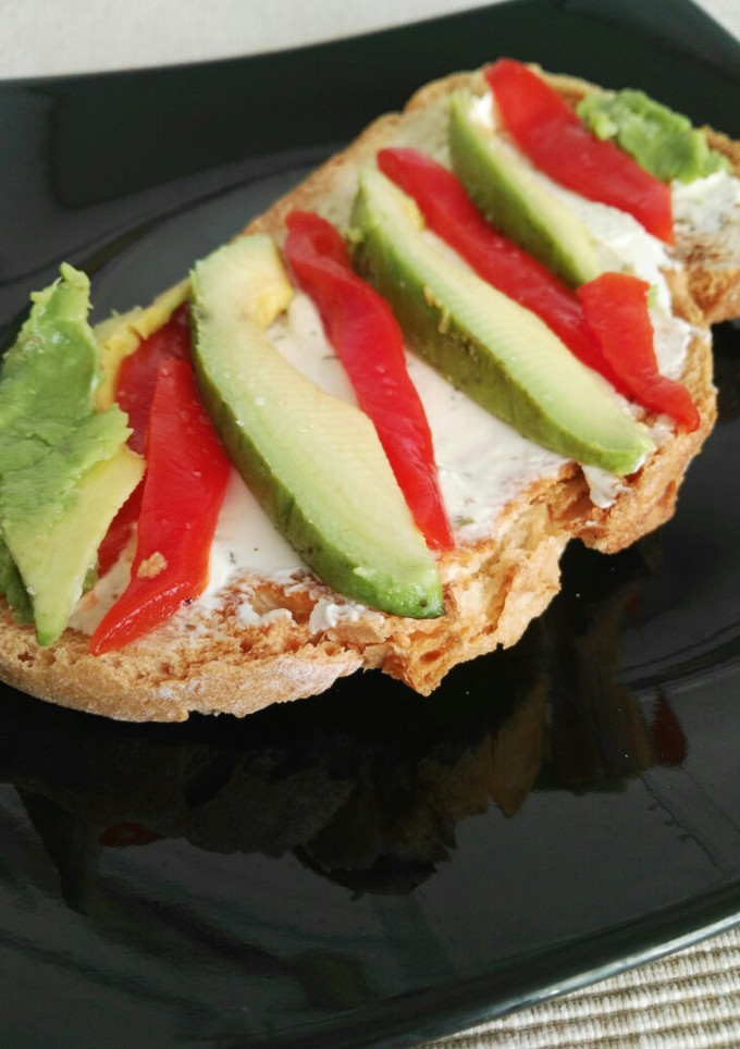 Una foto de Tosta de pimiento, aguacate y queso