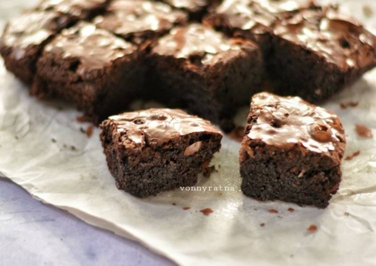 Langkah Mudah untuk Membuat Shiny Crust Fudgy Brownies Anti Gagal