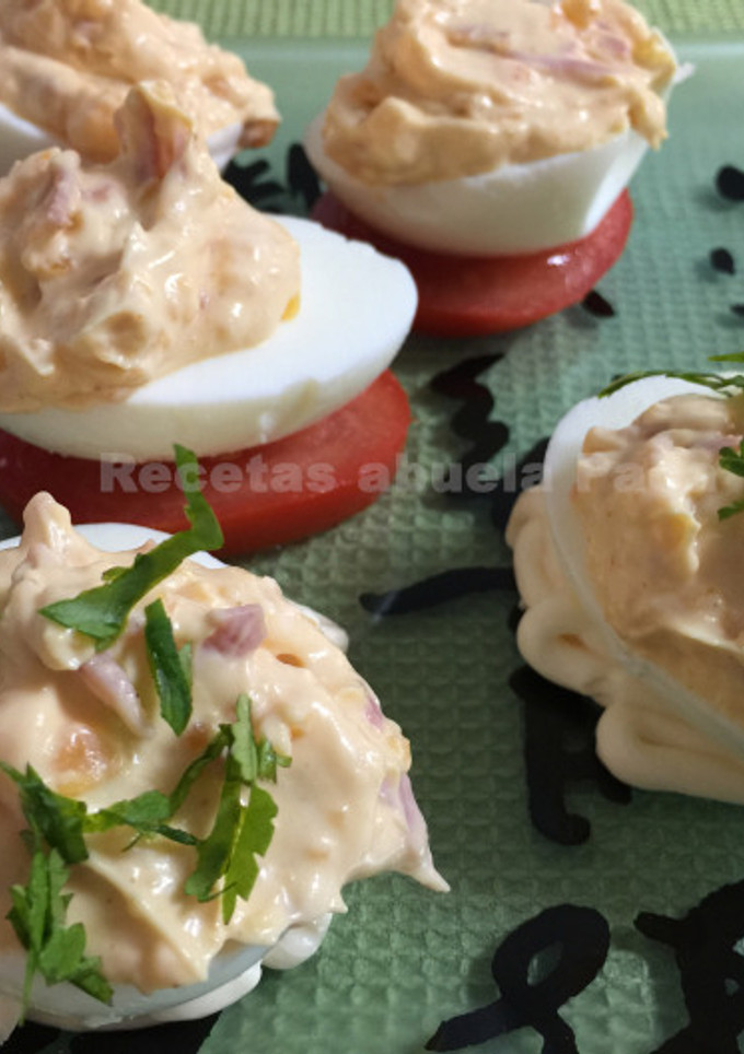 Una foto de Huevos rellenos de jamón york y piña