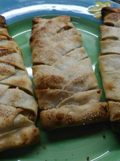 Una foto de Trenzas de fruta y dulce con tapas de empanadas🍏🍎🍌