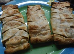 Una foto de Trenzas de fruta y dulce con tapas de empanadas🍏🍎🍌