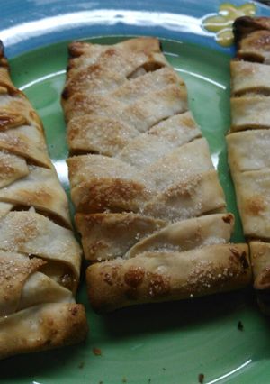 Una foto de Trenzas de fruta y dulce con tapas de empanadas🍏🍎🍌