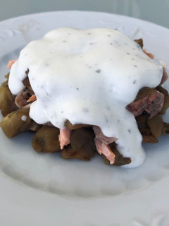 Una foto de Tartar berenjena y salmón