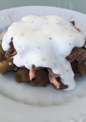 Una foto de Tartar berenjena y salmón