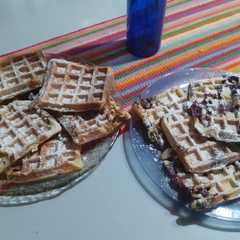 A picture of Waffles con Arándanos o de Pasas y Maní.