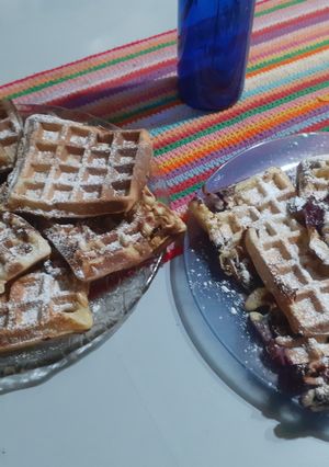 Una foto de Waffles con Arándanos o de Pasas y Maní