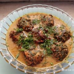 A picture of Palak kofta curry.