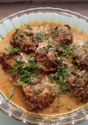 A picture of Palak kofta curry.