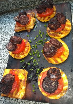Una foto de Polenta grillada