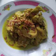A picture of Opor ayam.