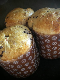 Una foto de Pan dulce con frutos secos y chocolate
