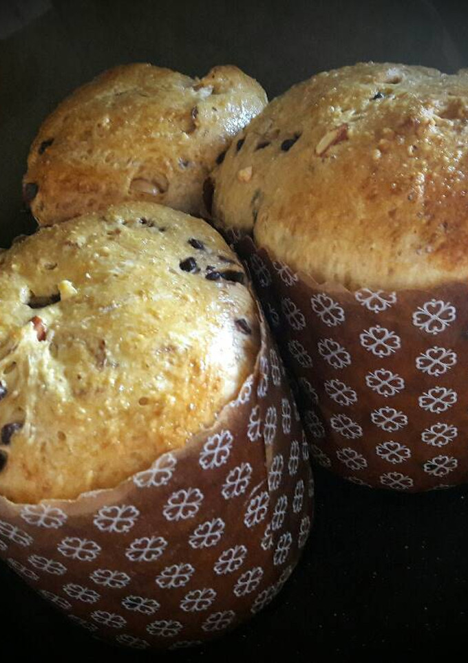 Una foto de Pan dulce con frutos secos y chocolate