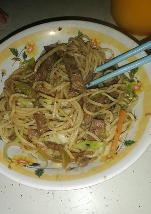 Una foto de Fideos estilo oriental con carne y vegetales