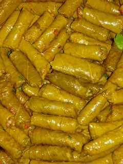 صورة لوصفة ورق عنب باللحمه المفرومه ودبس الرمان
