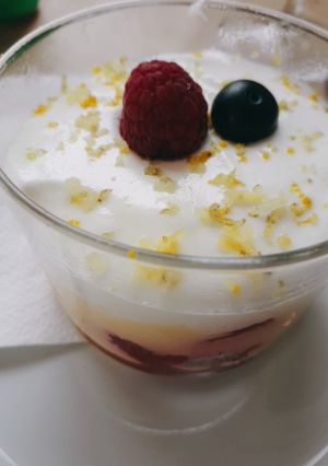 Foto de Leite creme com fruta e natas