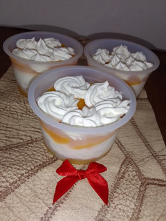 Una foto de Durazno con Chantilly en vasito