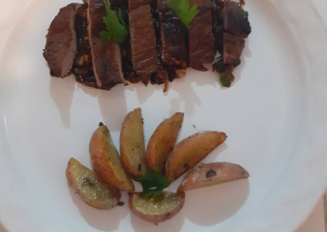 Filete al perejil con papas rústicas