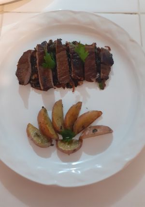 Una foto de Filete al perejil con papas rústicas