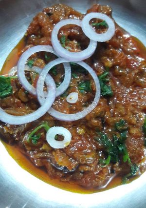 A picture of Pyaaz tomato ki chutney.
