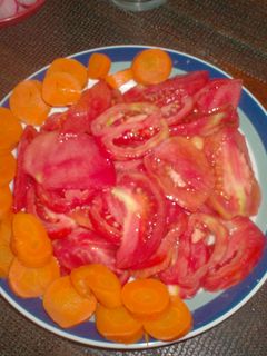 Una foto de Ensalada de tomates y zanahorias