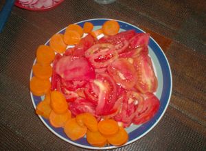 Una foto de Ensalada de tomates y zanahorias
