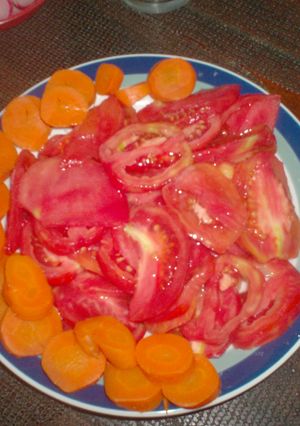 Una foto de Ensalada de tomates y zanahorias