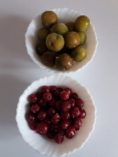 عکسی از دستور آلبالو یخی و گوجه سبز