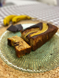 Una foto de Banana bread con harina de almendra, chocolate puro y sin azúcar