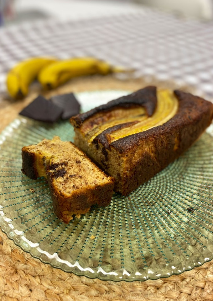 Una foto de Banana bread con harina de almendra, chocolate puro y sin azúcar