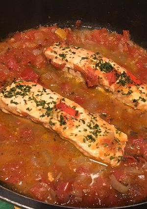 Une photo de Pavés de saumon aux tomates, oignon de roscoff et jus citronné