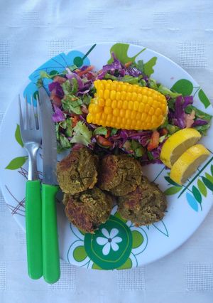 Una foto de Falafel árabe con ingredientes auténticos