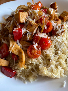 Una foto de Quinoa con seitán y verduras